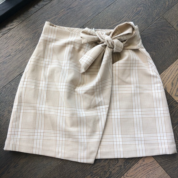 Aritzia skirt - Picture 2 of 3